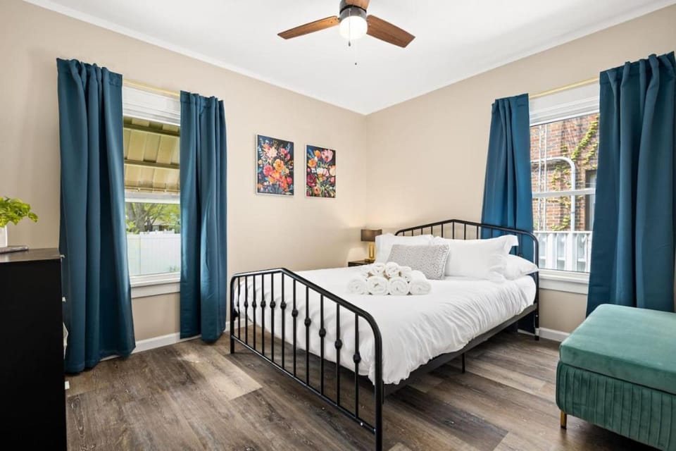 Tranquil 3 Bed Retreat Sleeps 7 House in Peoria