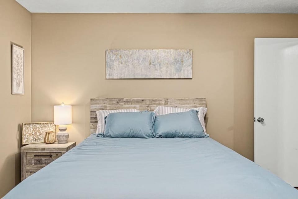 WOOD INN 2 Comfy 2BD close to DT Peoria House in East Peoria