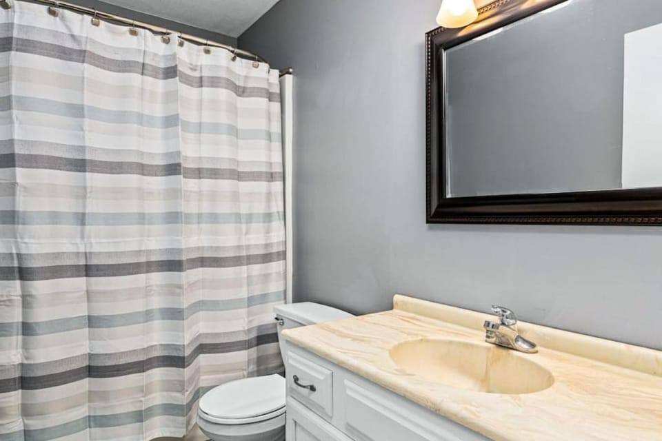 WOOD INN 2 Comfy 2BD close to DT Peoria House in East Peoria