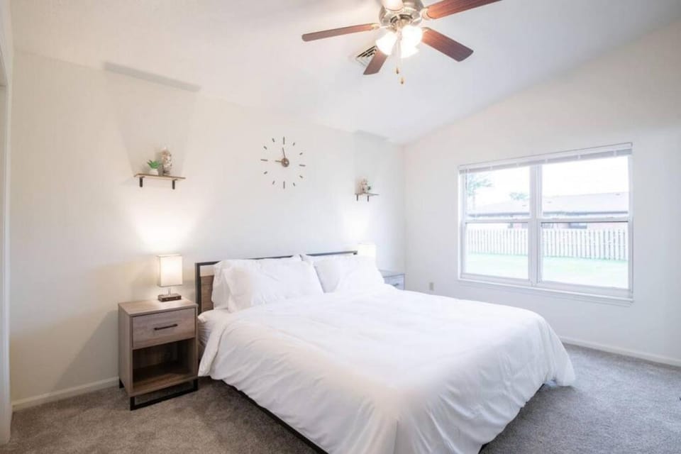 ROSEMARY Comfy 3 BD in Pekin with KING bed House in Illinois