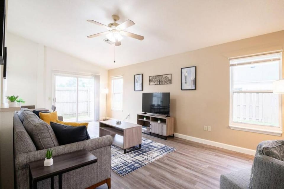 ROSEMARY Comfy 3 BD in Pekin with KING bed House in Illinois