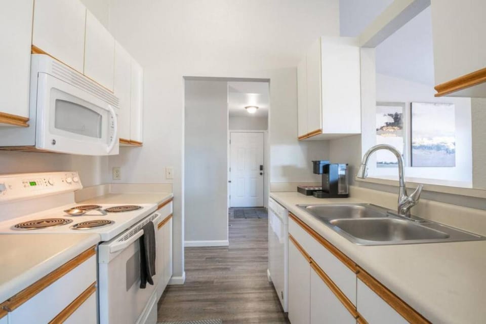 VILLA VERBENA - Sleek 3 BD in Pekin House in Illinois