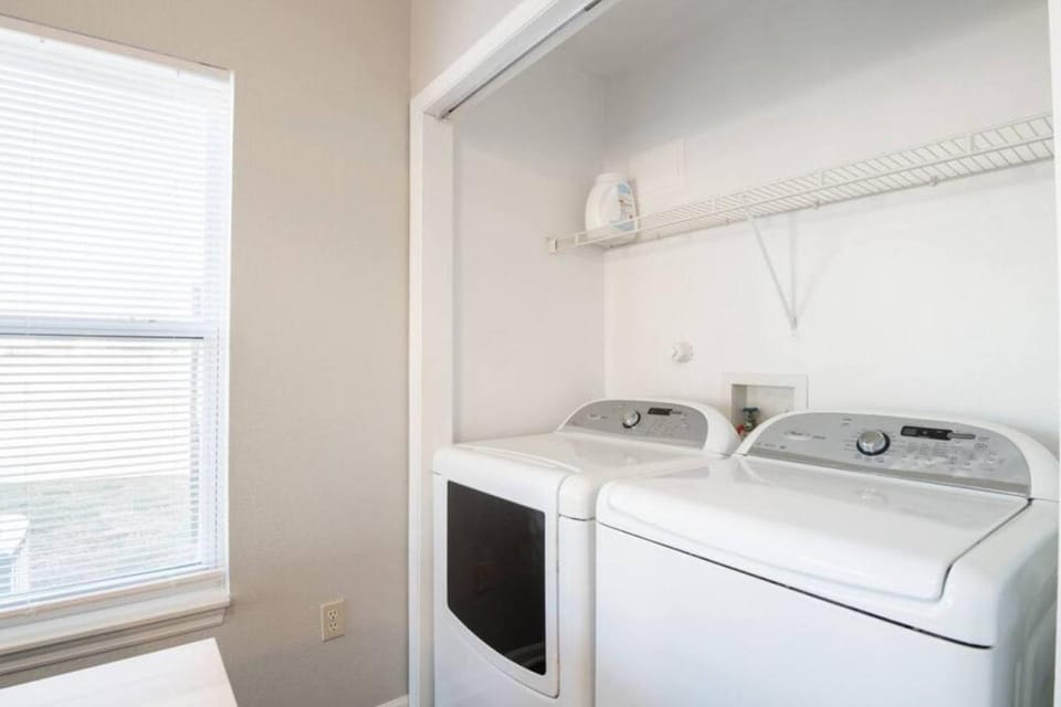 VILLA VERBENA - Sleek 3 BD in Pekin House in Illinois