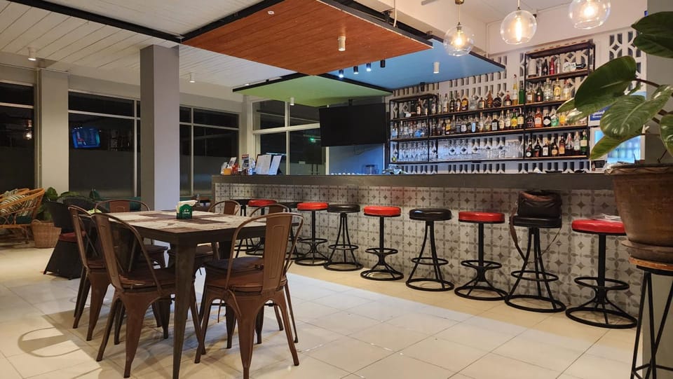 Restaurant/places to eat, Lounge or bar