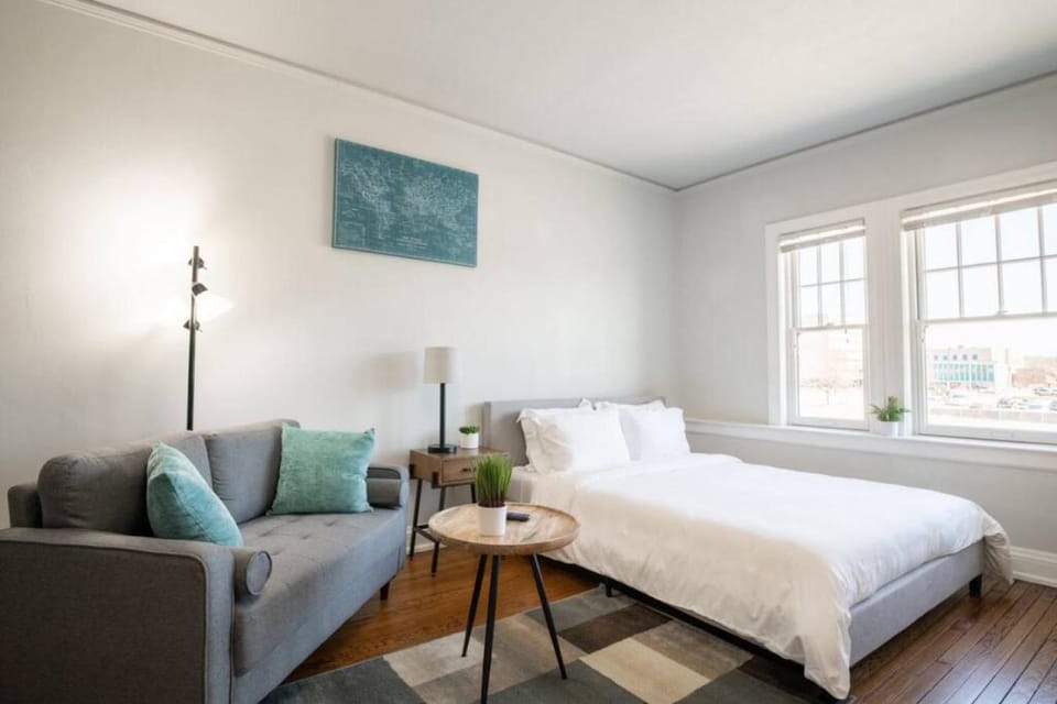 CITY VIBES - Modern Suite in the heart of Downtown Apartment in East Peoria