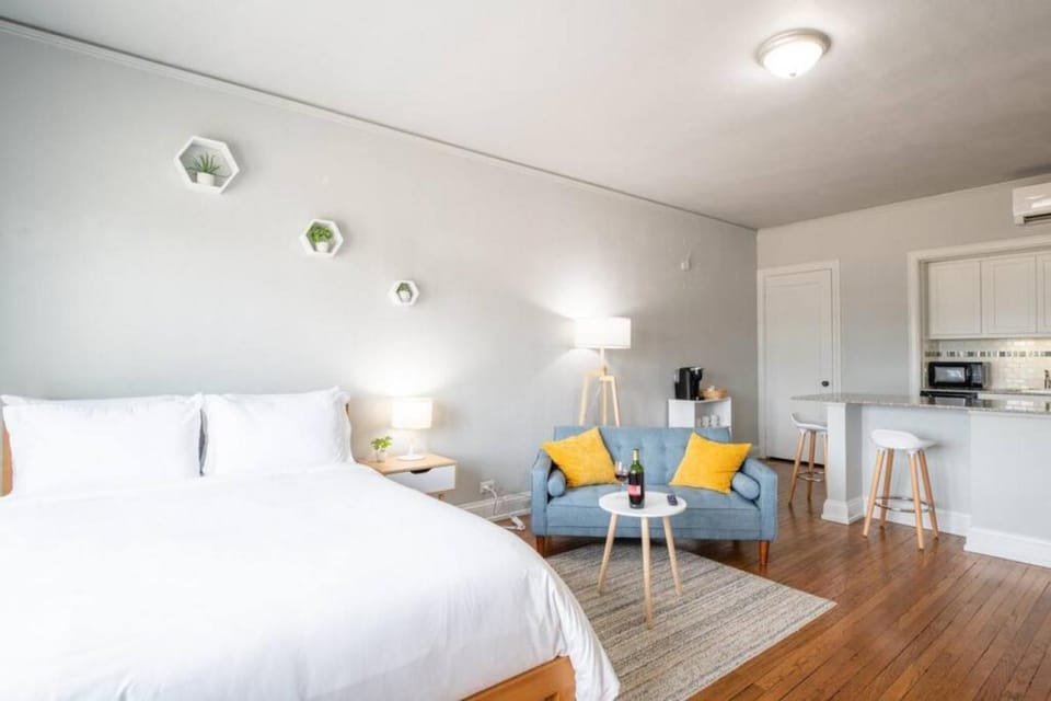 VIBES ON MAIN - Modern Chic Studio in Downtown Apartment in East Peoria