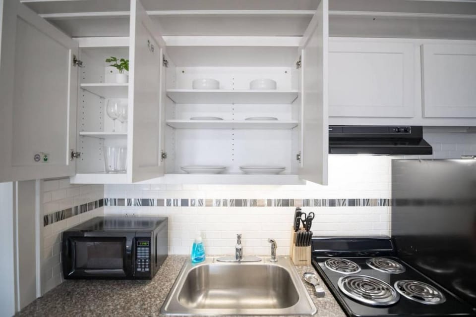 VIBES ON MAIN - Modern Chic Studio in Downtown Apartment in East Peoria