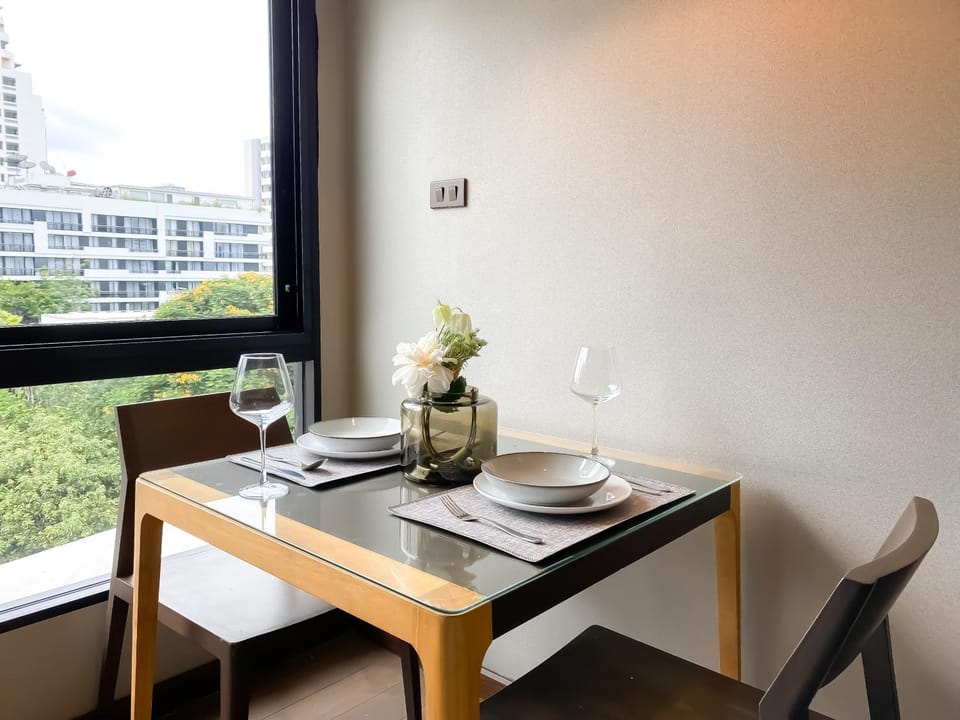 Tropical Haven 1BR - Ultra Fast WiFi - Thong Lo Apartment in Bangkok
