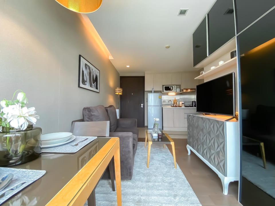 Tropical Haven 1BR - Ultra Fast WiFi - Thong Lo Apartment in Bangkok