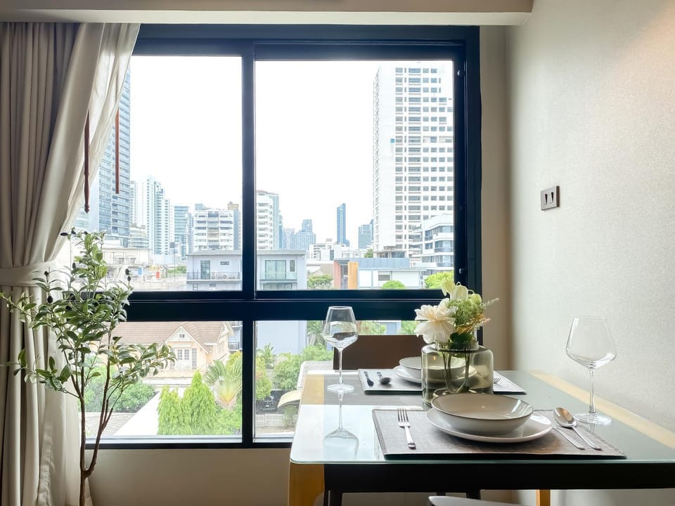 Tropical Haven 1BR - Ultra Fast WiFi - Thong Lo Apartment in Bangkok