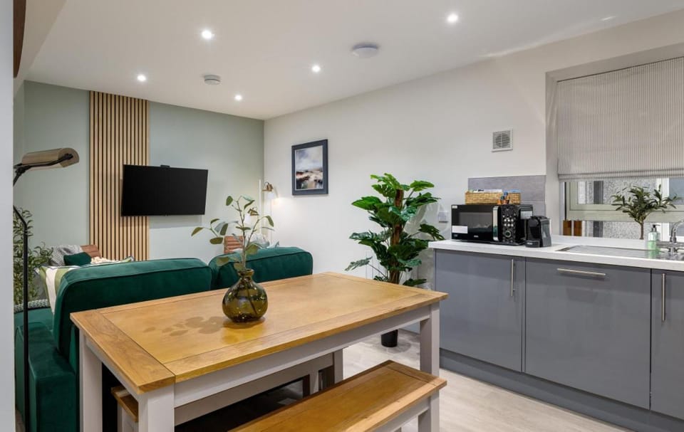 TV and multimedia, Coffee/tea facilities, Kitchen or kitchenette, Living room, Seating area, Dining area, pet friendly