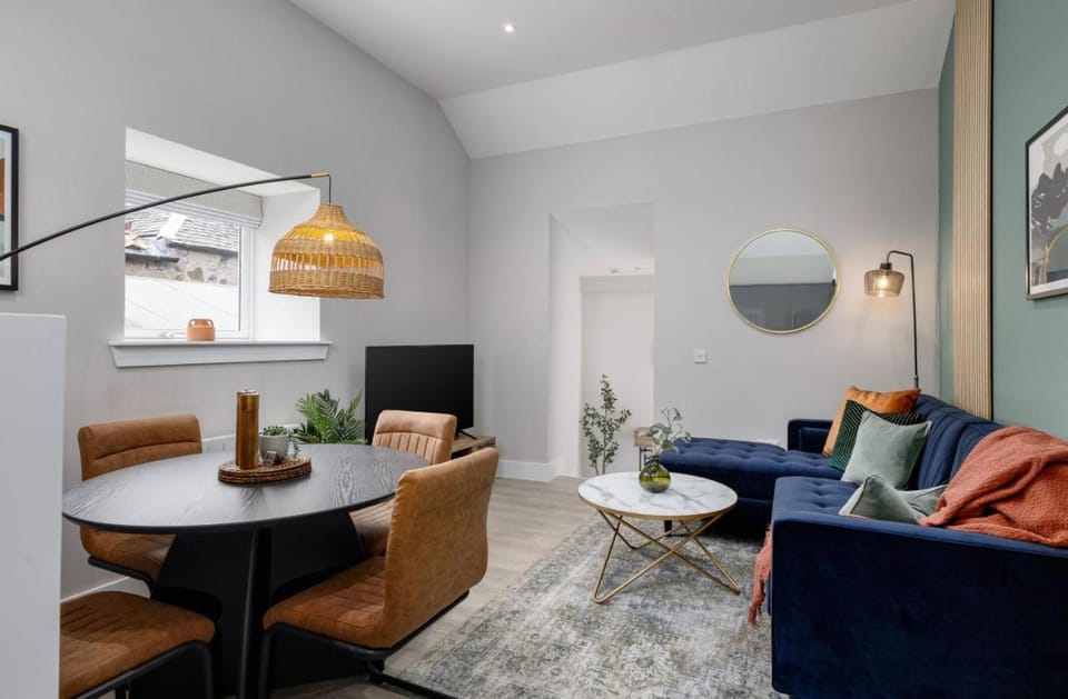 TV and multimedia, Living room, Seating area, Dining area