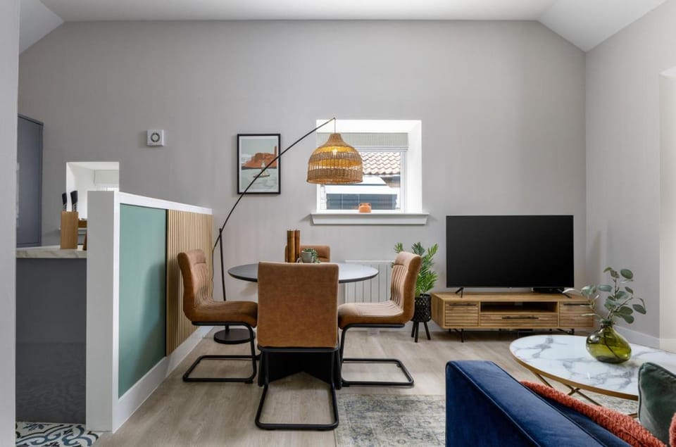 TV and multimedia, Living room, Seating area, Dining area, Evening entertainment