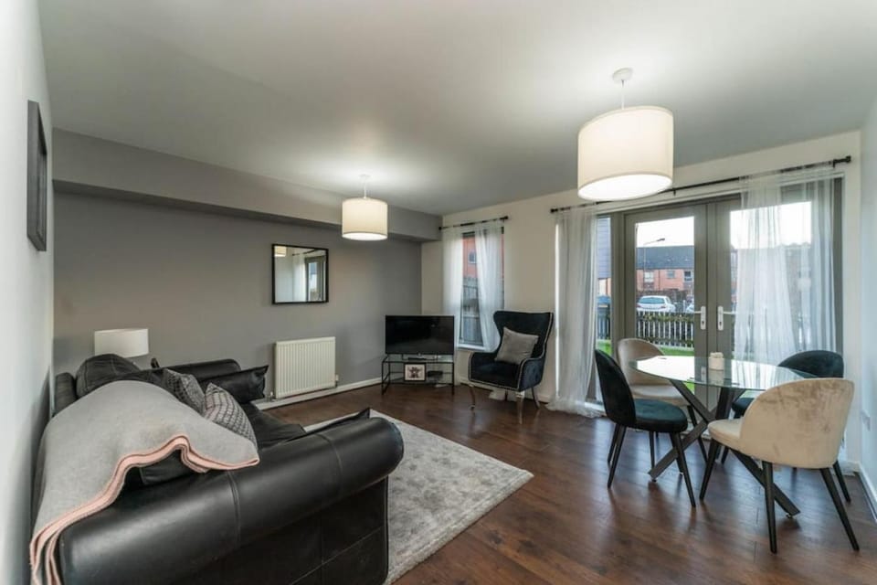 TV and multimedia, Living room, Seating area, Dining area