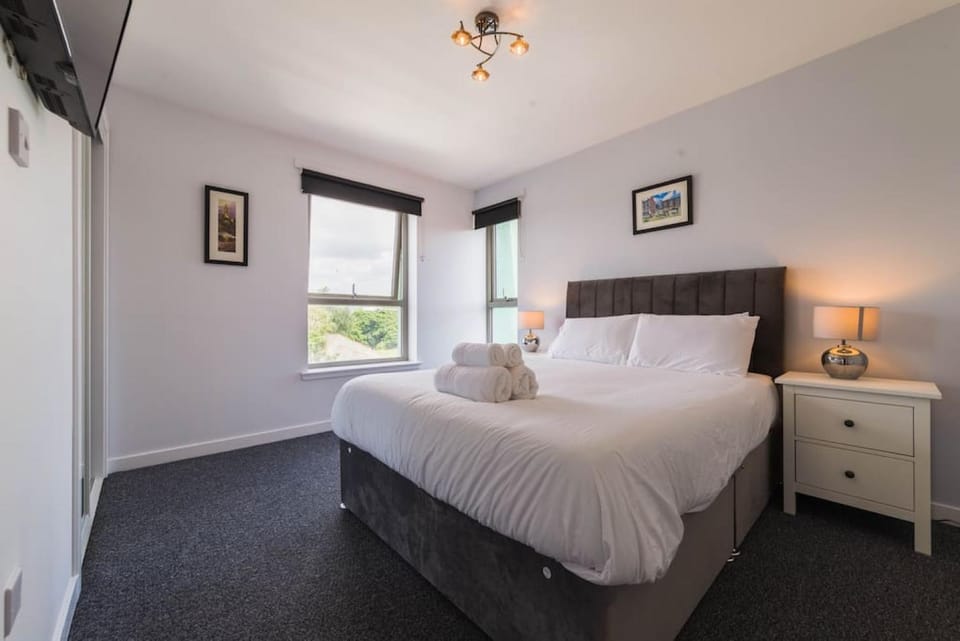 Bed, TV and multimedia, Bedroom