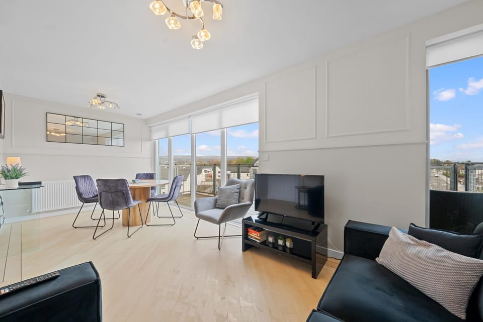 Modern 2 bedroom penthouse with free parking House in Stirling