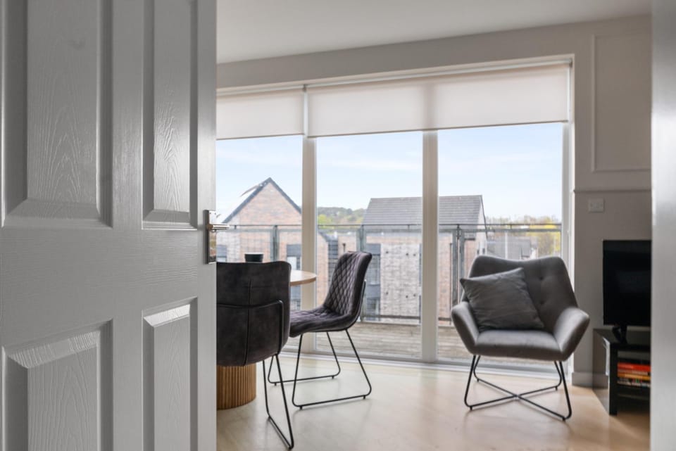 Modern 2 bedroom penthouse with free parking House in Stirling