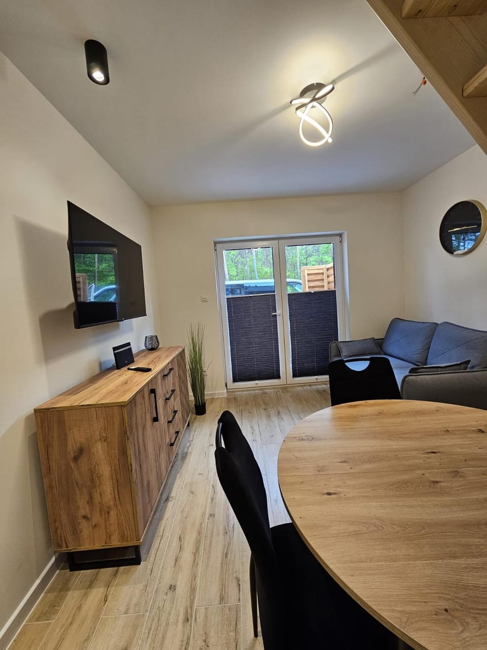 TV and multimedia, Living room, Seating area, Dining area