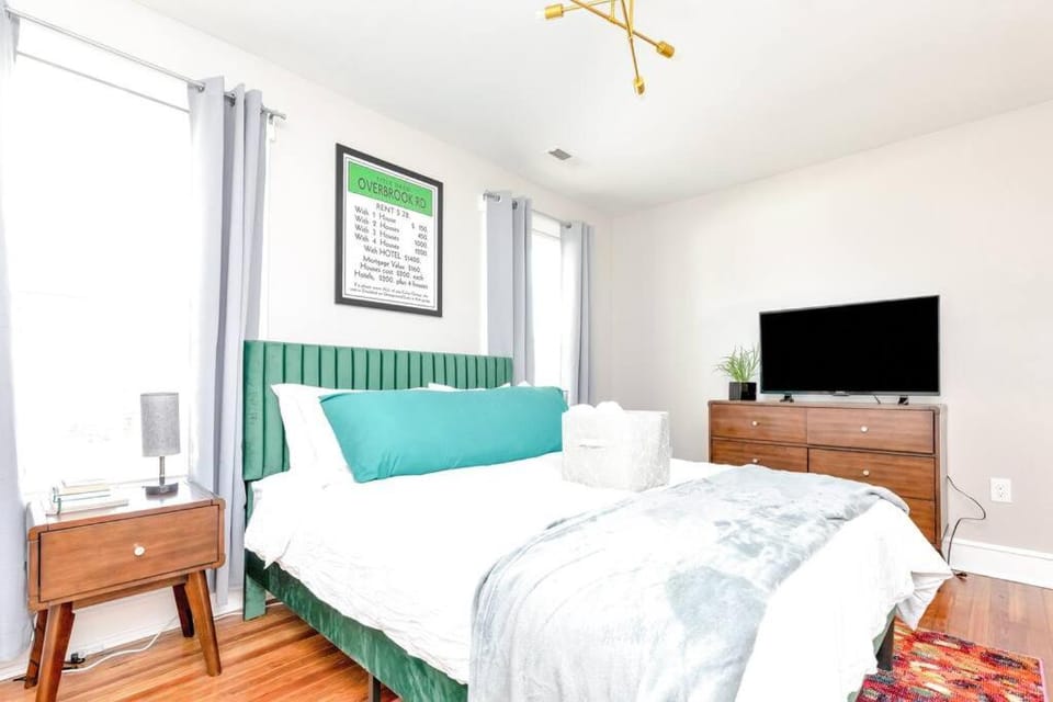 Bed, TV and multimedia, Photo of the whole room, Bedroom