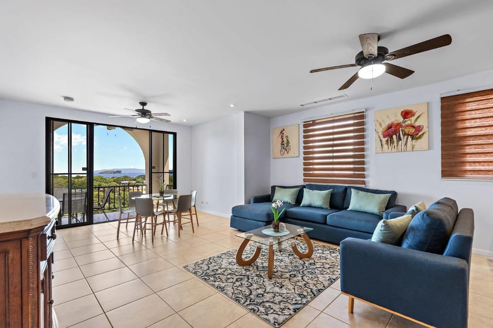 Modern Penthouse with Sweeping Ocean Views & Beach Club Access House in Coco