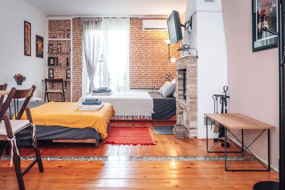 Bed, Photo of the whole room, Seating area, Bedroom, air conditioner