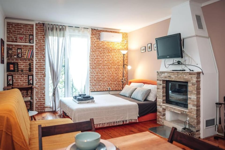 Bed, TV and multimedia, Living room, Seating area, Bedroom