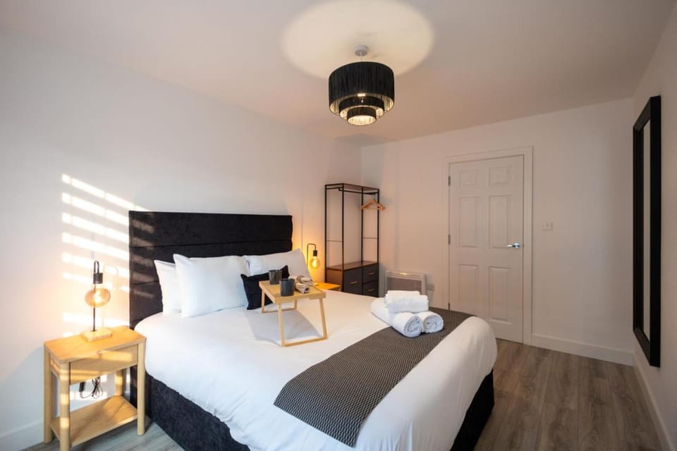 Watford 2-Bed Oasis - 20-min to London - Central Apartment in Watford