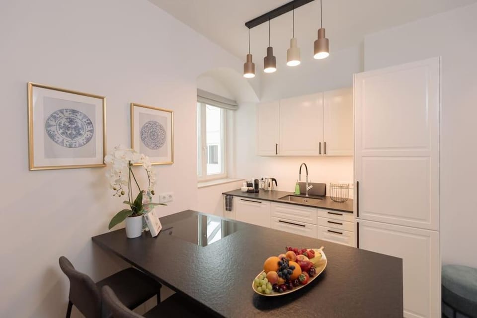 Kitchen or kitchenette, Dining area, stove