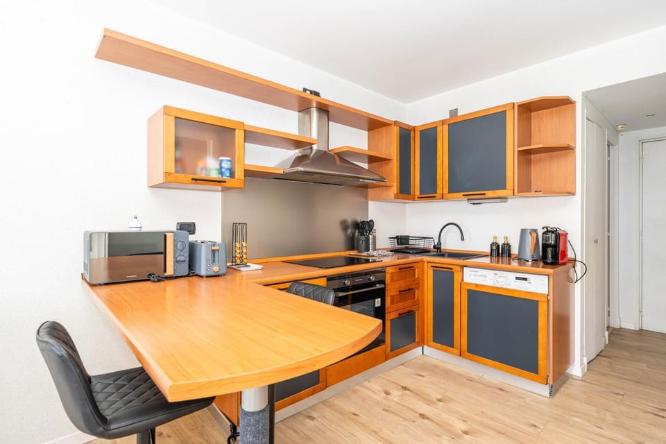 Coffee/tea facilities, Kitchen or kitchenette, Dining area, stove, toaster