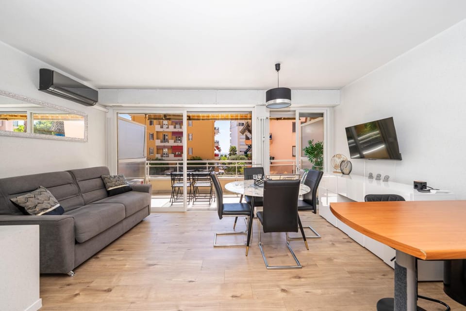 Communal lounge/ TV room, TV and multimedia, Living room, Dining area