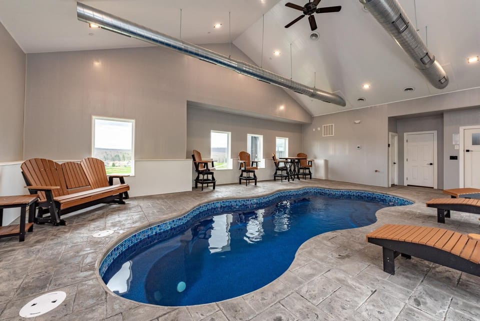 The Crooked Oak Lodge Deep Creek Indoor Pool-Hot Tub-Dogs Welcome House in Deep Creek Lake