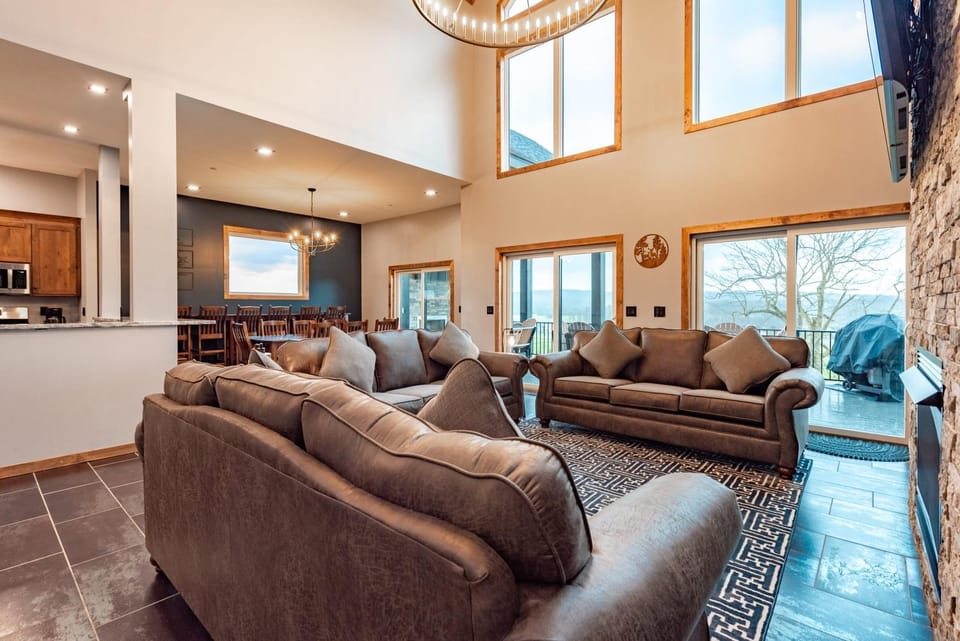 The Crooked Oak Lodge Deep Creek Indoor Pool-Hot Tub-Dogs Welcome House in Deep Creek Lake
