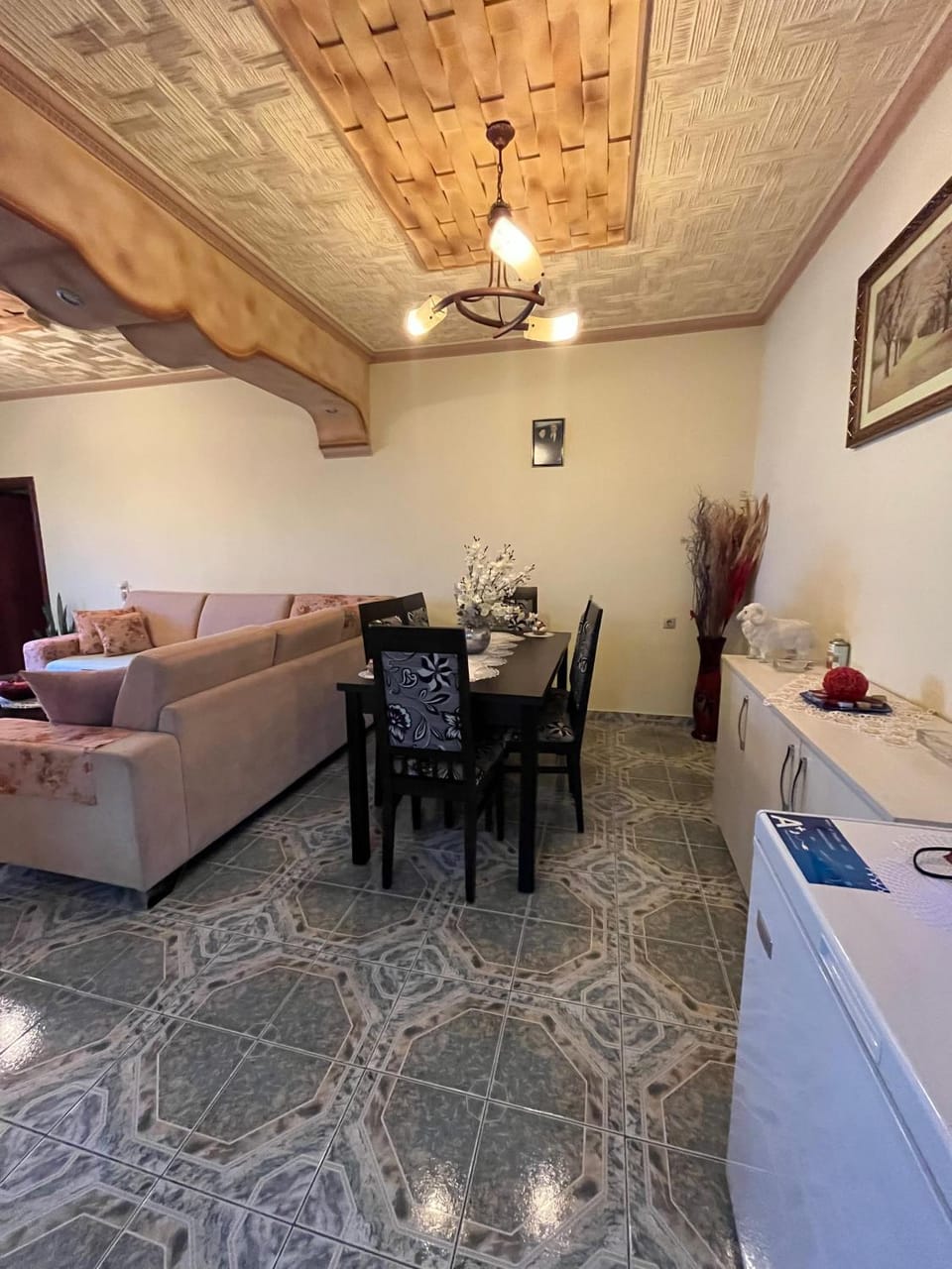 Kitchen or kitchenette, Dining area