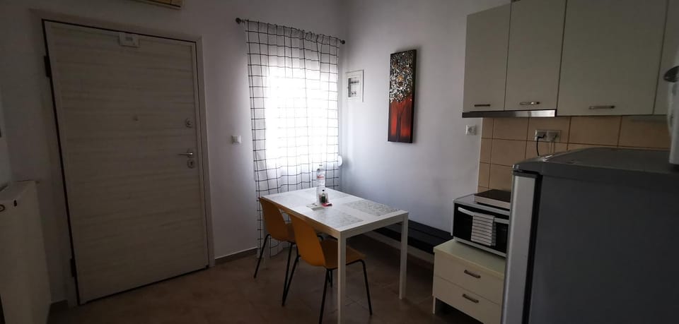 Kitchen or kitchenette, Dining area, microwave, oven, stove