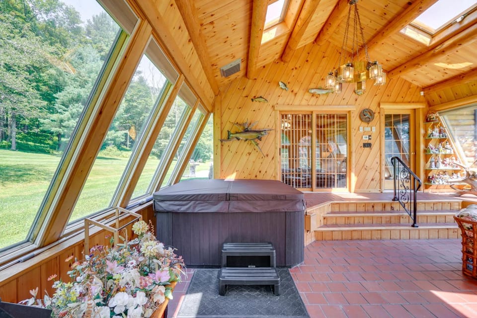 Pond & Hot Tub! Airy Hudson Valley Escape House in Berkshires