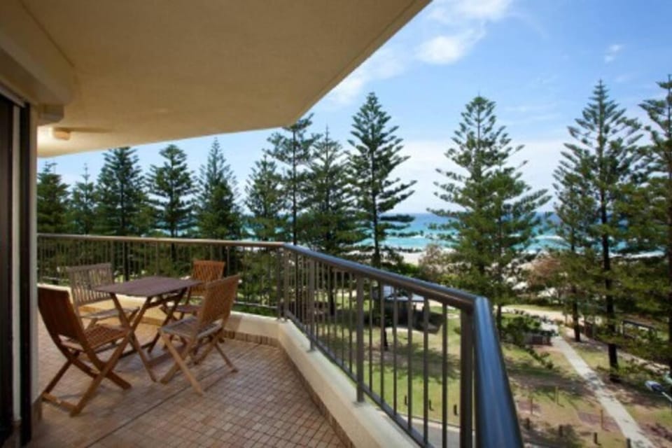Mahana! Burleigh 70's Style 2Bed Apartment Apartment in Burleigh Heads