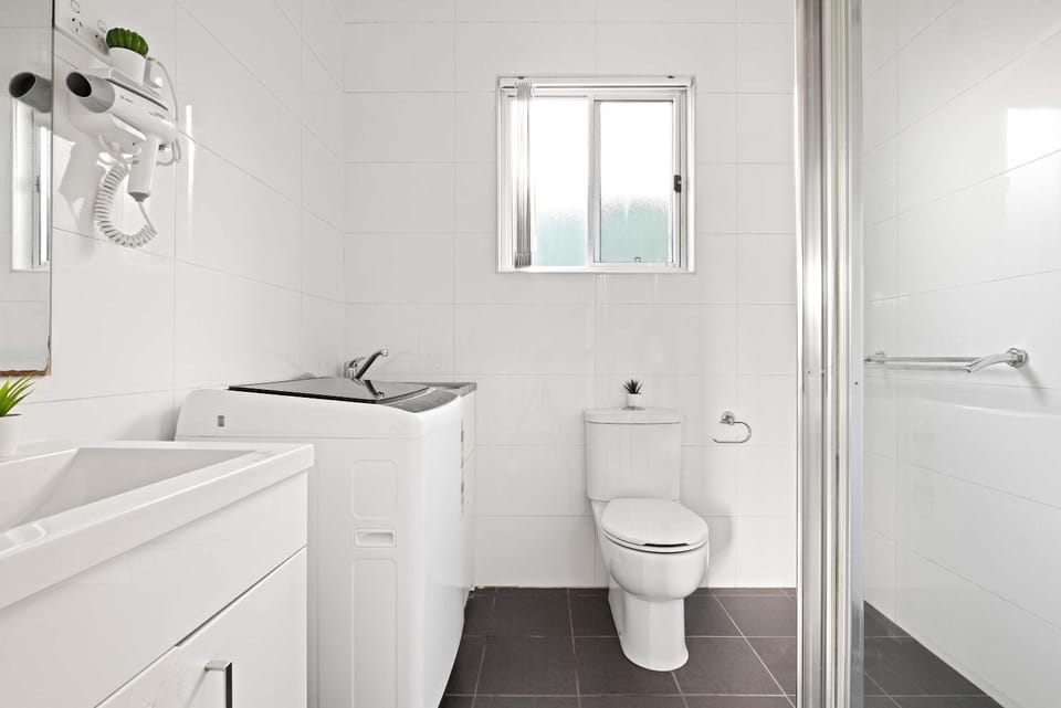 Double Room - Quaint Spot in Marayong - Centrally Located - Shared Bathroom Bed and Breakfast in Sydney