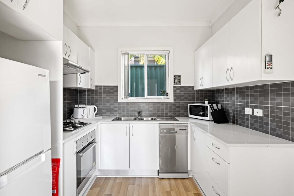 Double Room - Quaint Spot in Marayong - Centrally Located - Shared Bathroom Bed and Breakfast in Sydney
