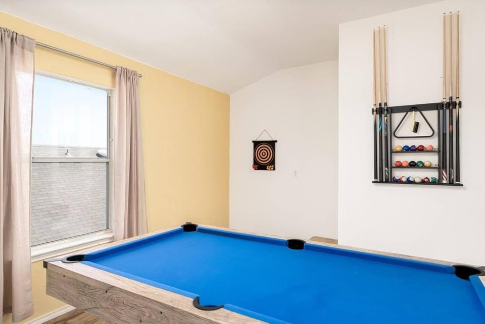 Spacious 4BR w Game Room - 15 min to Seaworld Apartment in San Antonio