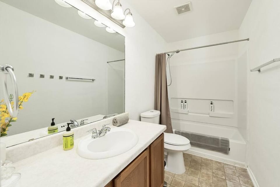 Spacious 4BR w Game Room - 15 min to Seaworld Apartment in San Antonio