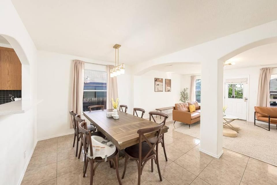 Spacious 4BR w Game Room - 15 min to Seaworld Apartment in San Antonio