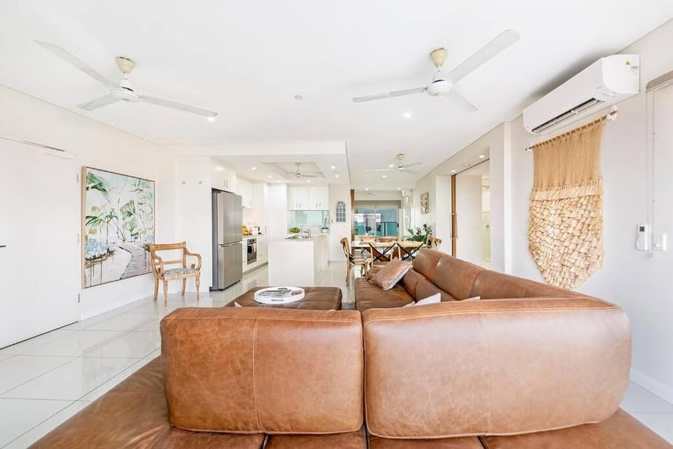 Skytower Wonder Ocean View Balcony - Pool - Office Apartment in Darwin
