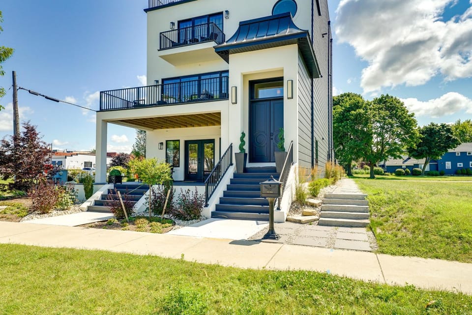 Downtown Ludington Modern Condo w/ Great Views! House in Ludington