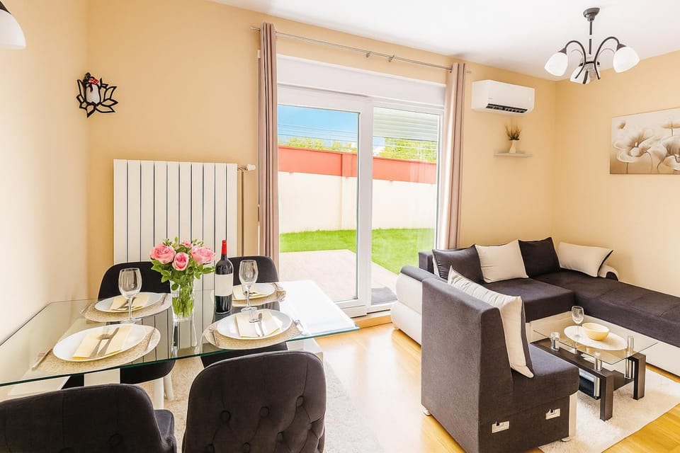 Patio, Living room, Seating area, Dining area, air conditioner