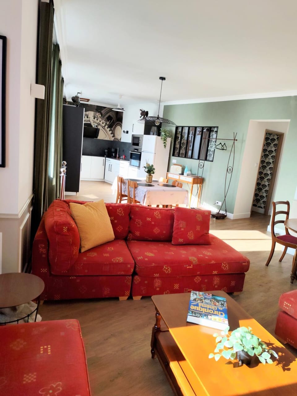 Kitchen or kitchenette, Living room, Seating area, Dining area