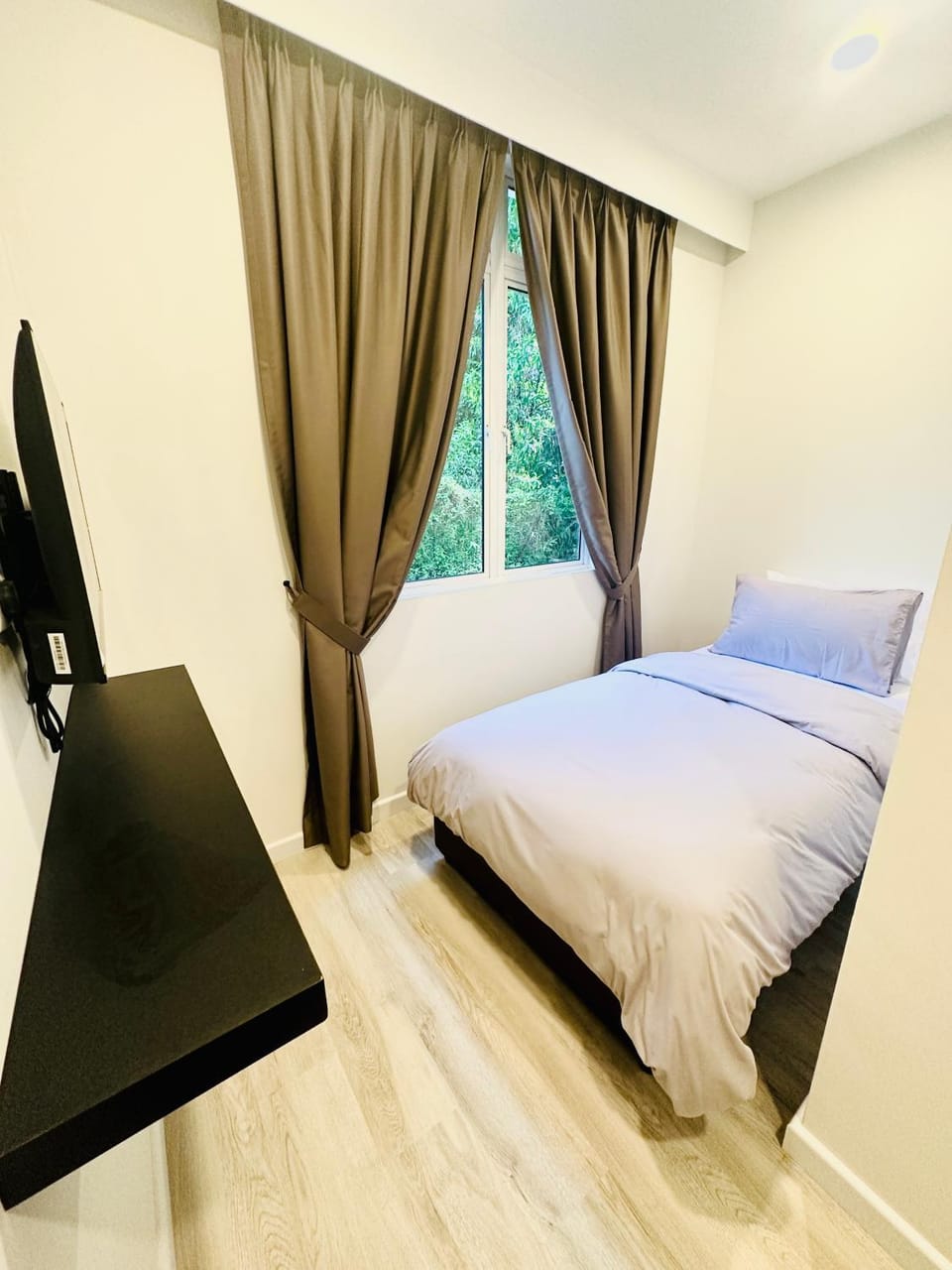 Bed, TV and multimedia, Photo of the whole room, Bedroom