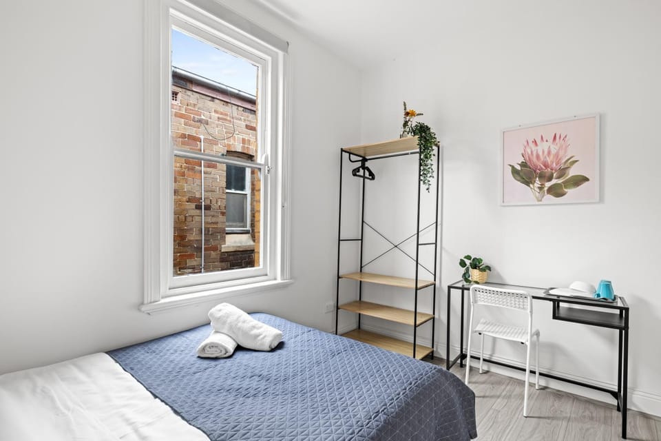 Rustic Double Room - Central Location in Kensington - Shared Bathroom Bed and Breakfast in Kensington