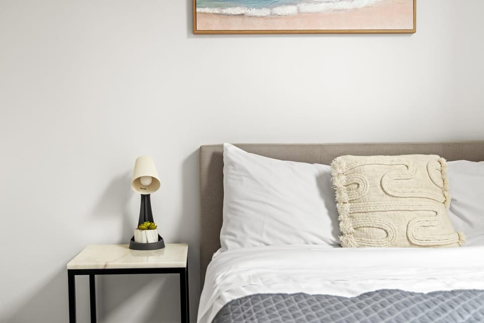Rustic Double Room - Central Location in Kensington - Shared Bathroom Bed and Breakfast in Kensington