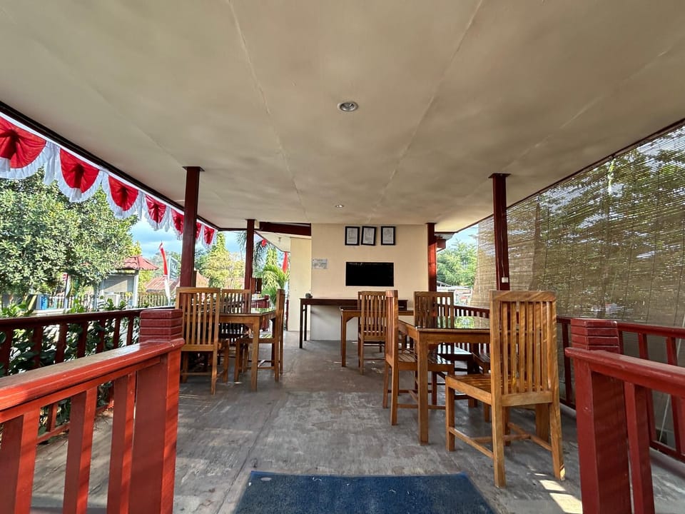 Restaurant/places to eat, Seating area, Dining area