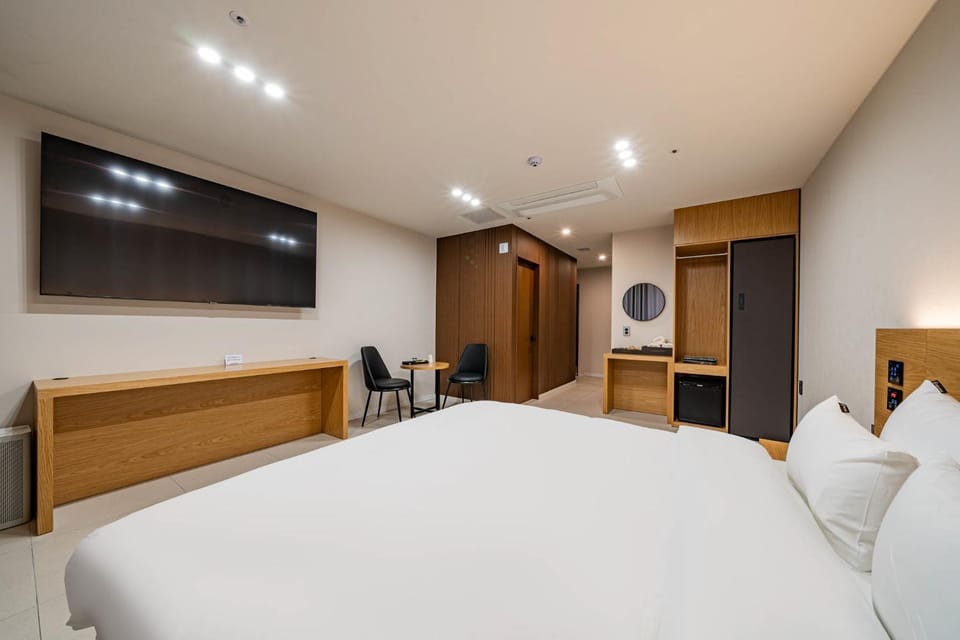 Bed, TV and multimedia, Bedroom, wardrobe